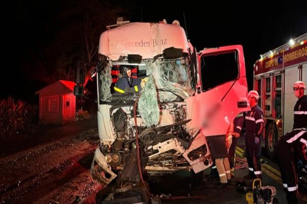 Imagem referente a notícia: Colisão violenta entre caminhões deixa motorista preso às ferragens em rodovia do interior do Paraná