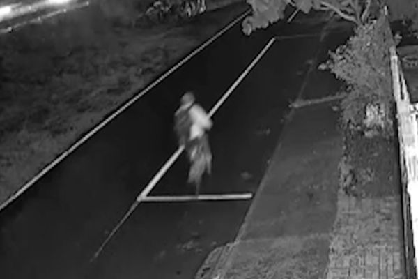 Imagem referente a notícia: Menino corre desesperado por socorro após abordagem de ciclista na marginal da PRC-467 em Cascavel