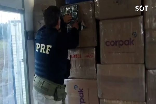 Imagem referente a notícia: Caminhão com carga milionária de contrabando é interceptado na BR-277, em Balsa Nova