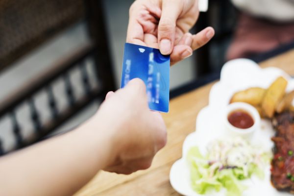 Imagem referente a notícia: Toledo avança, Cascavel fica para trás: Vereador propõe R$ 800 de auxílio-alimentação para servidores municipais