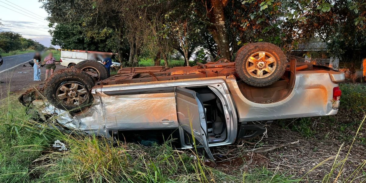 Caminhonete capota após colisão em tentativa de conversão na PR-317, em Santa Helena