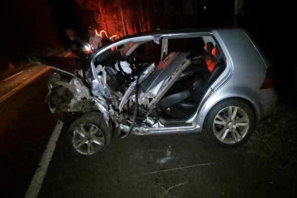 Imagem referente a notícia: Dois condutores ficam feridos após batida frontal na PR-317 em Toledo