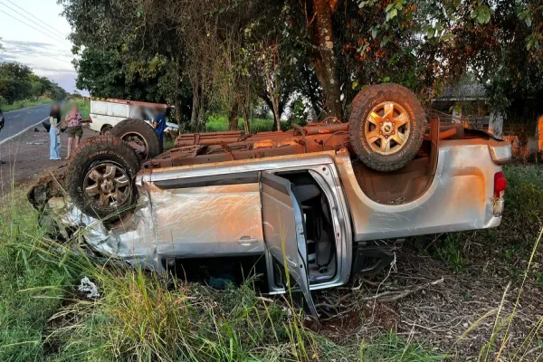 Foto relacionada a notícia: Caminhonete capota após colisão em tentativa de conversão na PR-317, em Santa Helena