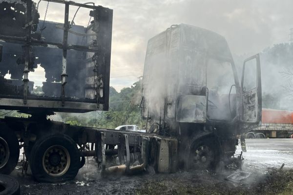 Imagem referente a notícia: Caminhão pega fogo na BR-277 e causa interdição total em Paranaguá