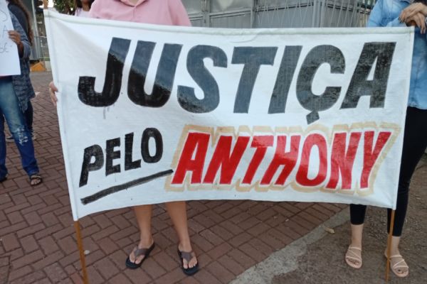 Família protesta em frente ao HU após a morte do pequeno Anthony Nadson de 3 meses: "Ele não merecia estar naquele caixão"