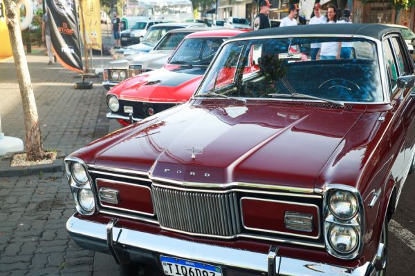 Feira do Teatro terá sorteio de passeios em carros antigos para encantar cascavelenses