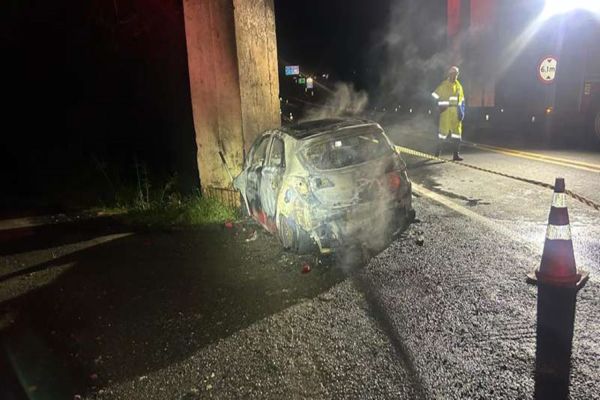 Imagem referente a notícia: Motorista morre carbonizado após bater em pilar de viaduto na BR-277, nos Campos Gerais do Paraná