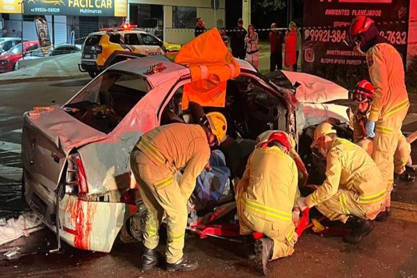 Imagem referente a notícia: PM divulga detalhes de acidente que deixou uma pessoa morta e quatro feridos no Bairro Periolo; Vítima relata consumo de álcool