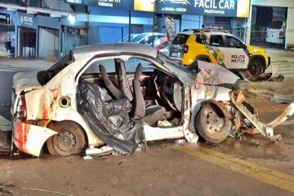 Imagem referente a notícia: Carro capota após bater em muro e mulher morre no Bairro Periolo, em Cascavel