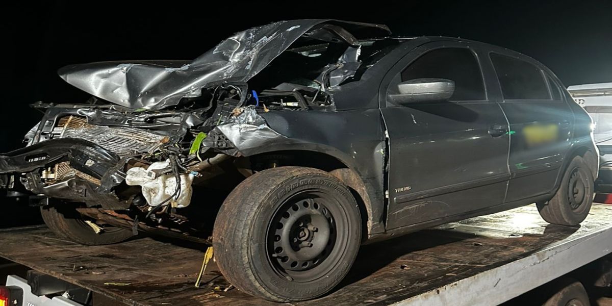 Colisão traseira entre dois veículos deixa uma mulher ferida na PR-364