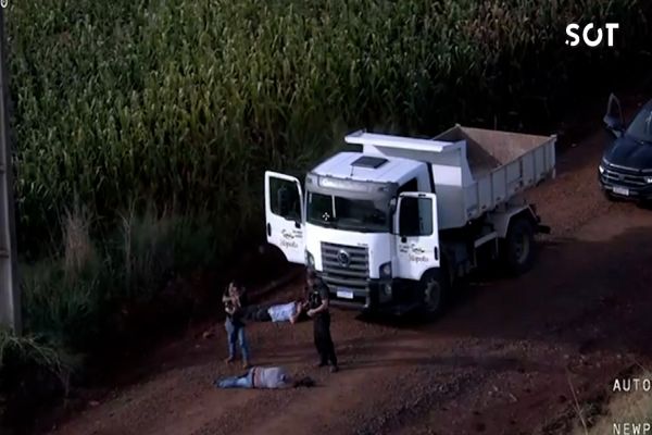 Imagem referente a notícia: Perseguição policial termina com um ferido após caminhão furtado ser localizado por helicóptero da PM