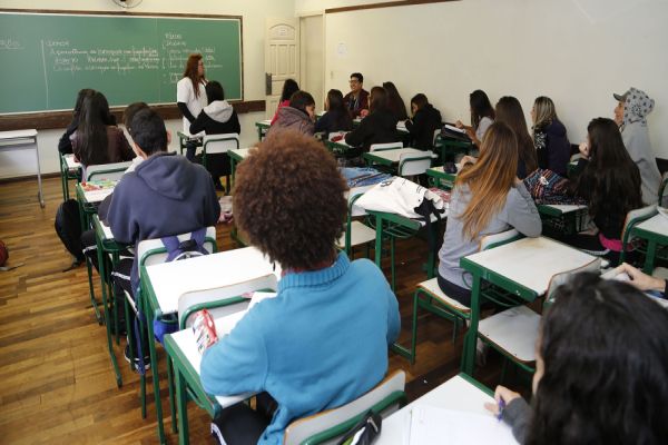 Imagem referente a notícia: Governo do Paraná apresenta projeto de lei para reajustar salário dos professores em até 11,31%