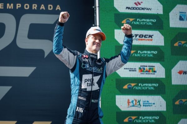 Imagem referente a notícia: Alexandre Bastos gabarita jornada com vitórias nas corridas sprint em Cascavel