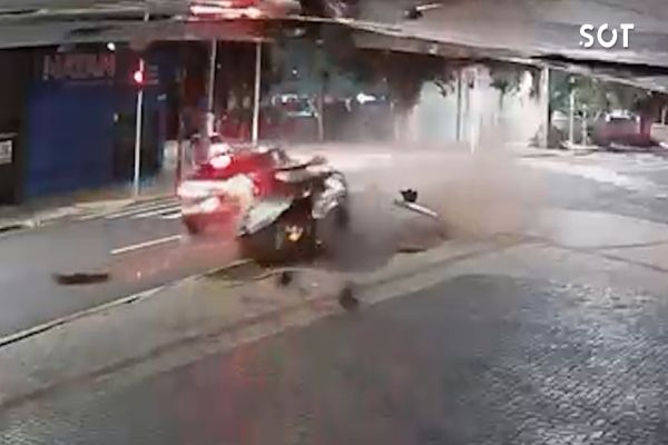 Imagem referente a notícia: Forte colisão entre HR-V e Escort danifica semáforo e deixa feridos no Bairro Ciro Nardi