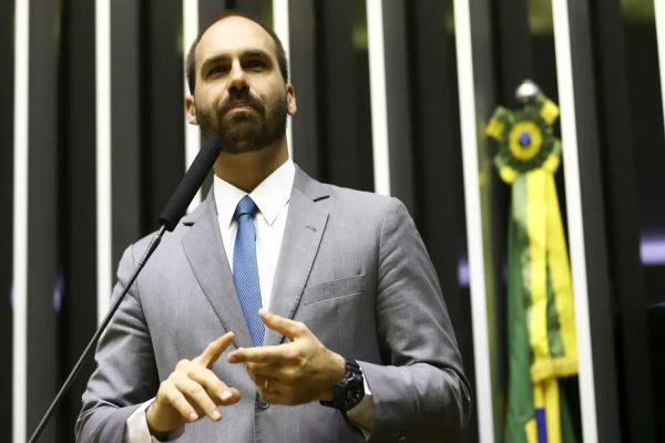 Eduardo Bolsonaro diz que não vai renunciar ao mandato de deputado