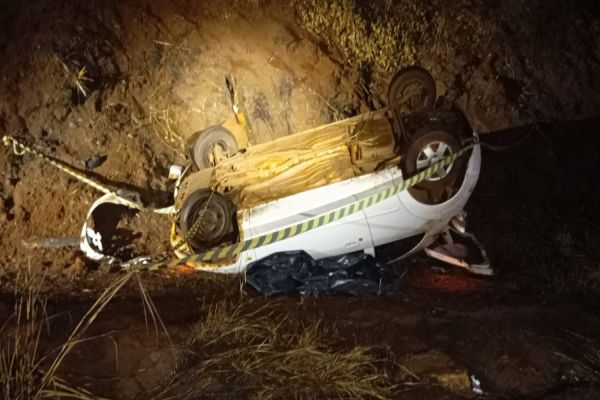 Capotamento na PR-473 deixa um morto e um ferido em Nova Laranjeiras