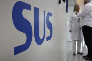 Imagem referente a notícia: SUS vai vacinar profissionais de saúde contra dengue em fevereiro