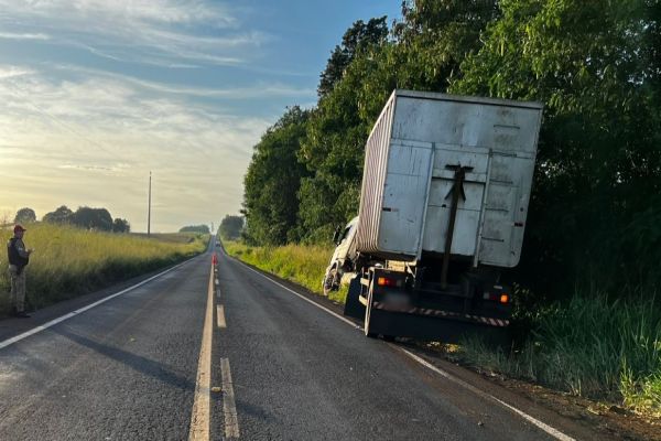 Imagem referente a notícia: Caminhão e Corsa se envolvem em acidente lateral na PR-317 em Santa Helena