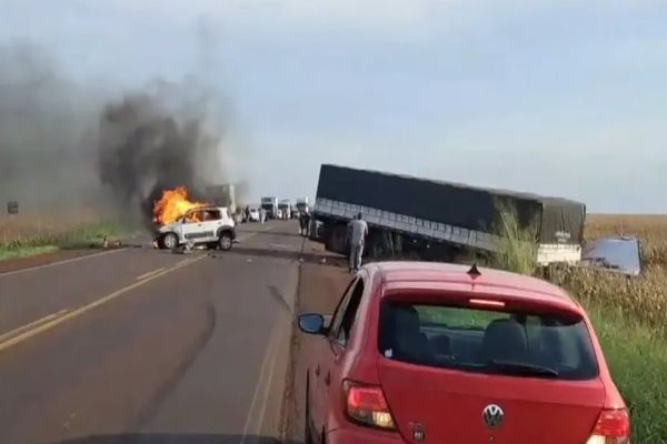 Imagem referente a notícia: Grave acidente na BR-369 deixa três mortos e um ferido em estado grave próximo a Juranda