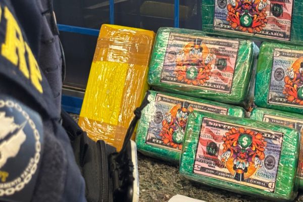Imagem referente a notícia: Motorista foge da PRF, abandona carro com cocaína e pasta base em Francisco Alves