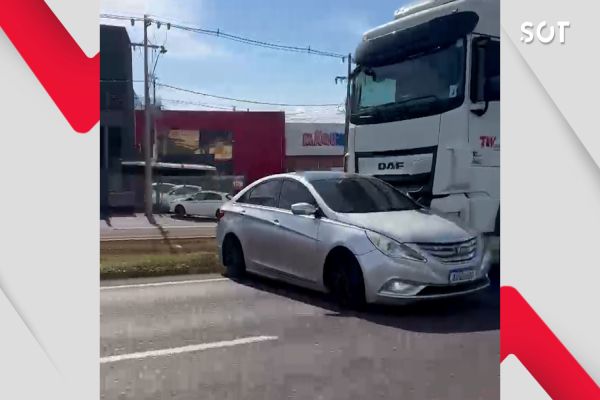 Imagem referente a notícia: Cena de filme: Carro é arrastado por caminhão na BR-277 em Cascavel