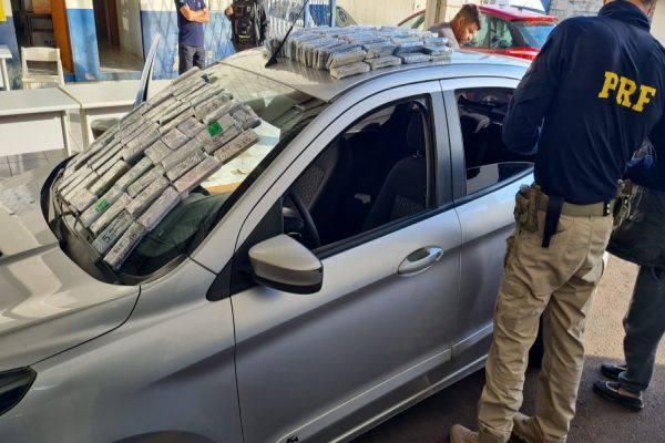 Imagem referente a notícia: Homem é flagrado com 302 iPhones escondidos em fundo falso de veículo na BR-277 em Cascavel
