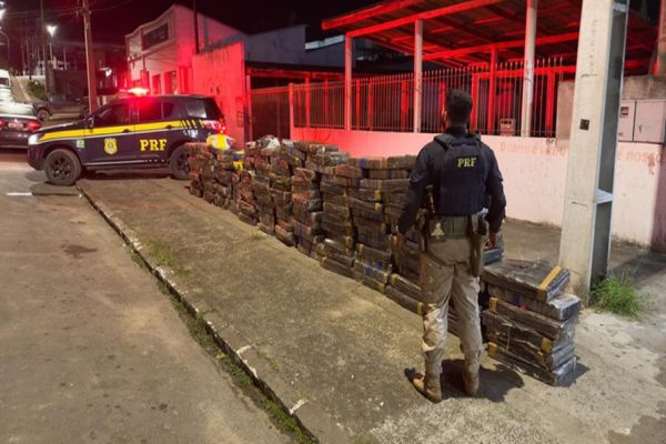 Imagem referente a notícia: PRF apreende quase duas toneladas de maconha escondidas em carga de papel no Paraná