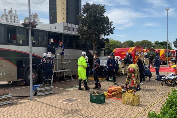 Simulado de acidente com múltiplas vítimas impacta população no Calçadão de Cascavel