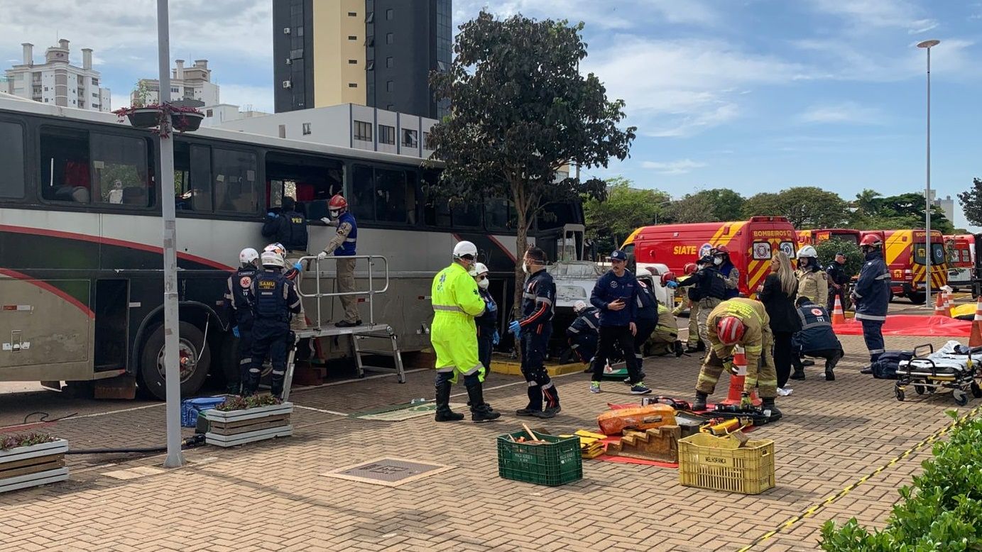 Simulado de acidente com múltiplas vítimas impacta população no Calçadão de Cascavel