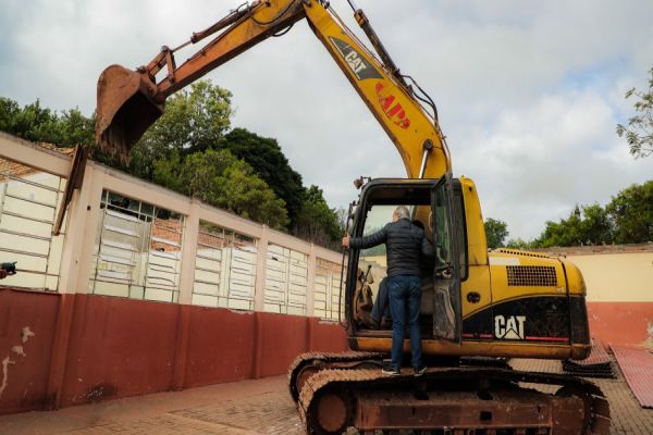 Imagem referente a notícia: Prefeitura faz demolição de antiga estrutura e dá início à construção do novo prédio da Escola Municipal José Baldo em Cascavel