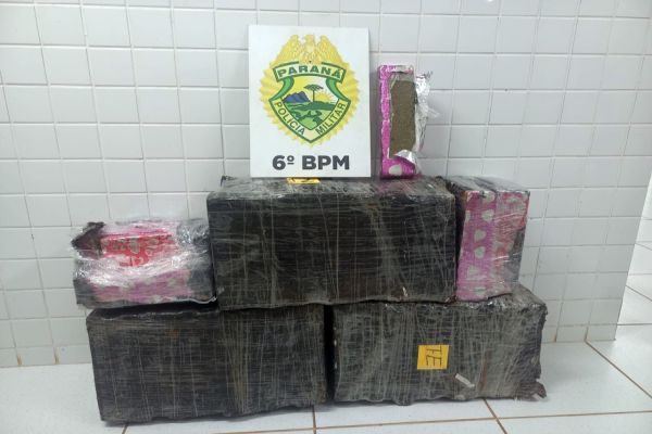 Imagem referente a notícia: Dupla é presa com mais de 115 kg de maconha durante patrulhamento da PM em Cascavel