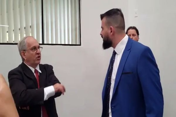 Vereador Fão do Bolsonaro e advogado se “enfrentam” em pressão por CPI na Câmara