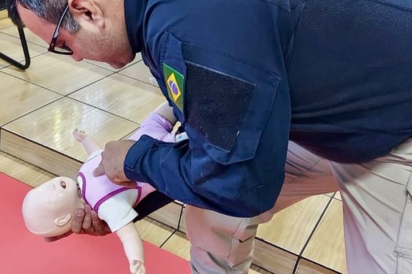 Recém-nascido engasgado com leite é salvo por PRFs no Paraná