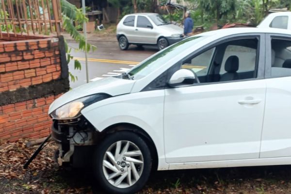 HB20 para em cima de calçada após forte colisão no Bairro Universitário em Cascavel