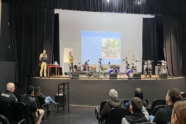 Imagem referente a notícia: Palestra orienta população de Corbélia sobre novas regras para ciclomotores