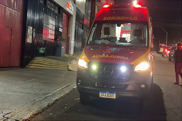 Imagem referente a notícia: Colisão entre carro e moto deixa mulher ferida perto do Zoológico de Cascavel