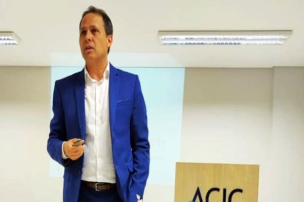 Imagem referente a notícia: Jurandir fala, no Nead, de segredos para uma boa técnica de negociação