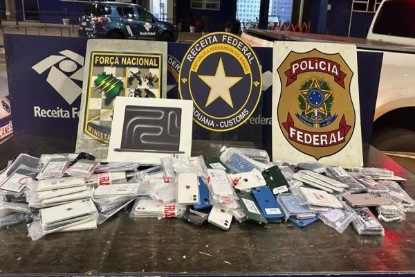 Imagem referente a notícia: Receita Federal apreende mais de R$250 mil em smartphones na Ponte Internacional da Amizade; Destino era Cascavel