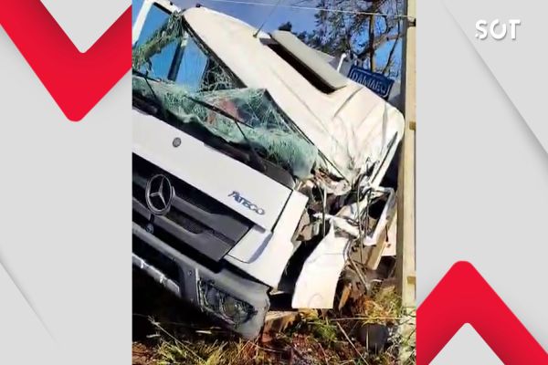 Imagem referente a notícia: Caminhão da Coleta de Lixo colide com poste a caminho do Distrito da Penha em Corbélia; Ocupantes saem ilesos