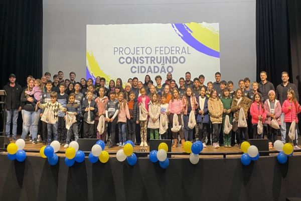 HCC Corbélia celebra 24 anos de transformação pelo esporte com entrega de kits a atletas da categoria de base