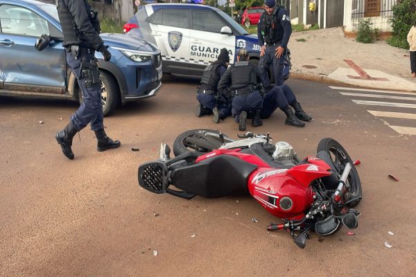 Imagem referente a notícia: Guarda Municipal fica ferido em acidente de trânsito no Bairro Periolo, em Cascavel