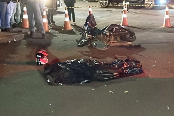 Imagem referente a notícia: Jovem de 27 anos morre em grave colisão entre moto e caminhonete no centro de Cascavel