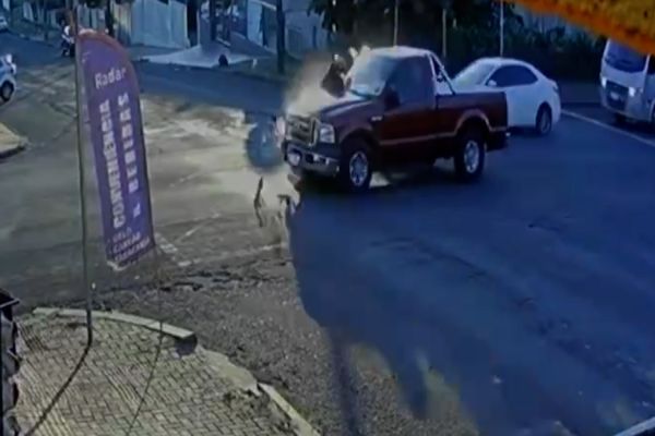 Imagem referente a notícia: Imagens de segurança mostram momento do acidente que matou jovem motociclista em Cascavel