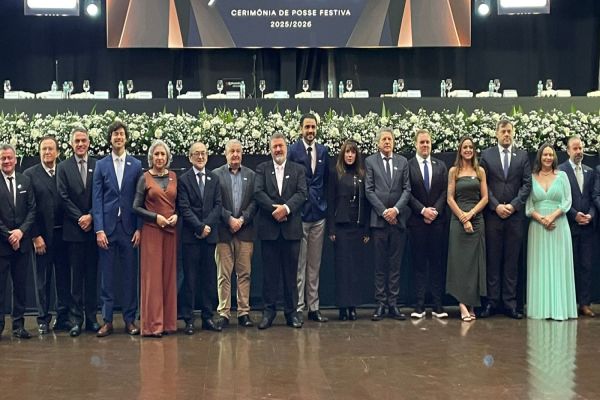 Nova diretoria da Acic toma posse em cerimônia prestigiada por lideranças estaduais