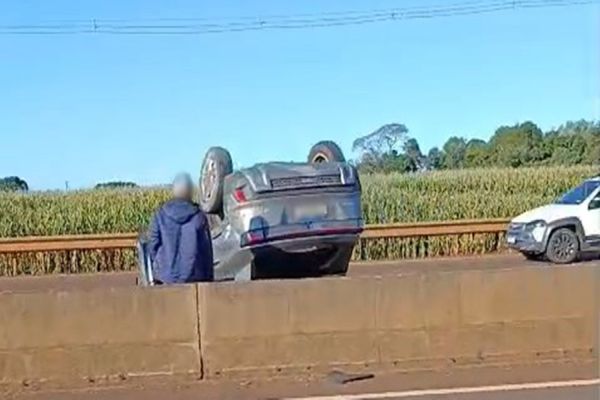 Capotamento na BR-369 em Corbélia deixa mulher com ferimentos leves