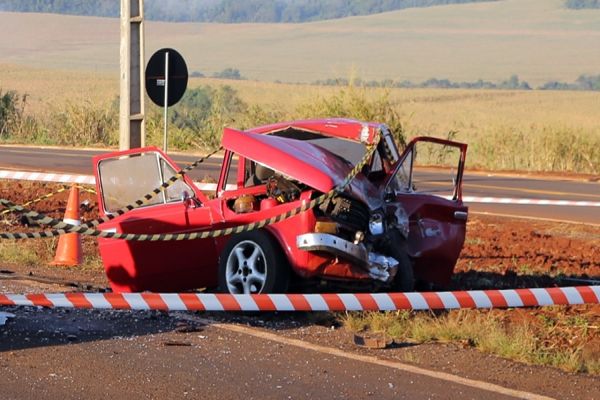 Imagem referente a notícia: Homem de 44 anos morre em violenta colisão de trânsito na PR-497 em Itaipulândia