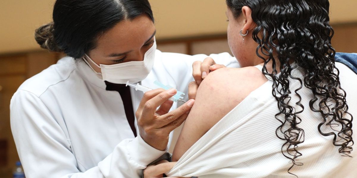 Vacinação contra gripe é realizada no Shopping Catuaí em Cascavel e atrai centenas de pessoas