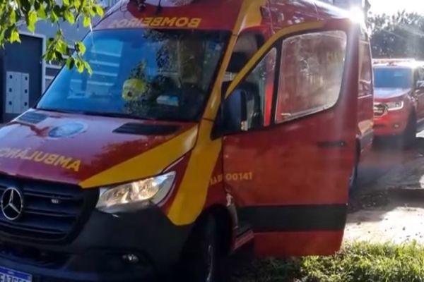 Imagem referente a notícia: Homem sofre queda de telhado e é socorrido em estado grave no Bairro Pacaembu