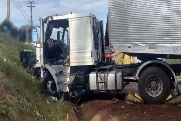 Imagem referente a notícia: Caminhão desgovernado desce barranco e deixa pai e filho feridos em Cascavel