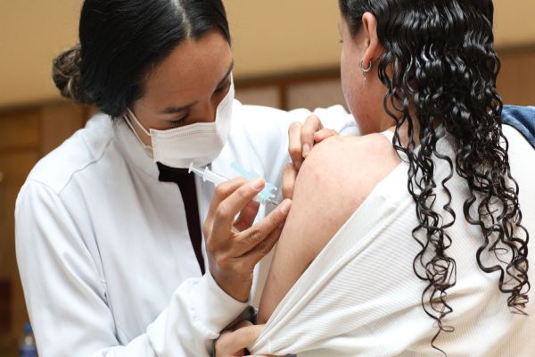 Vacinação contra gripe é realizada no Shopping Catuaí em Cascavel e atrai centenas de pessoas